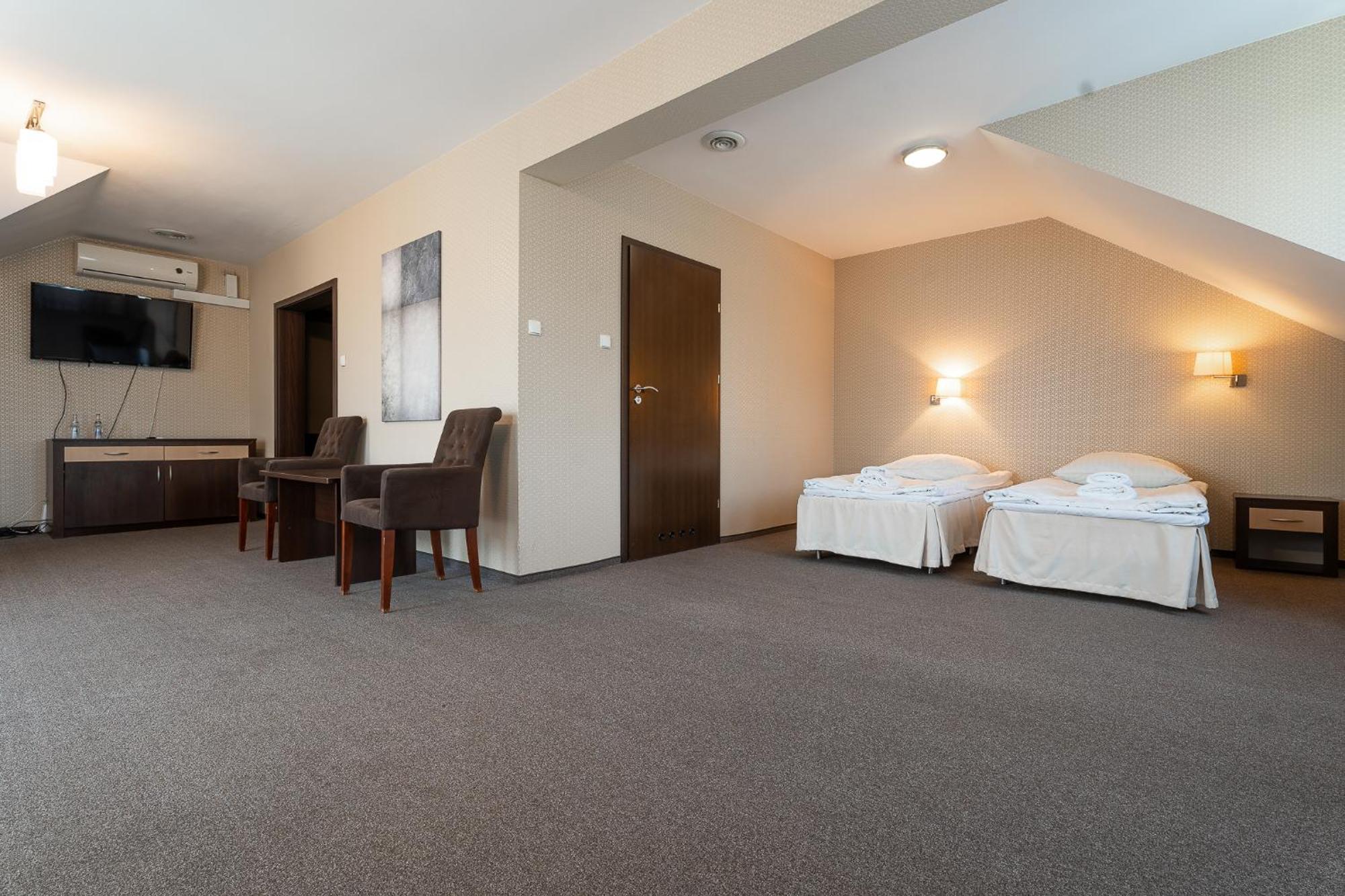 Hotel Cztery Pory Roku Glogow Malopolski ภายนอก รูปภาพ