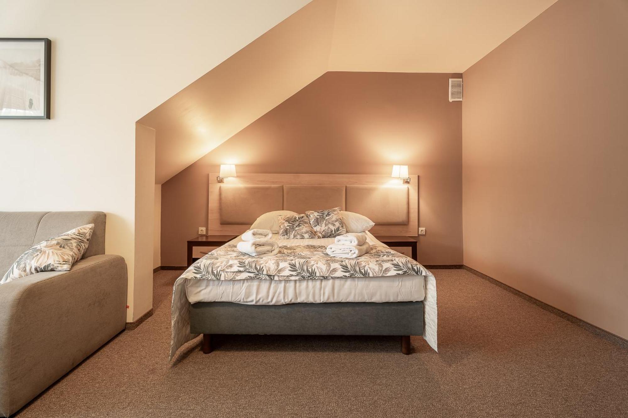 Hotel Cztery Pory Roku Glogow Malopolski ภายนอก รูปภาพ