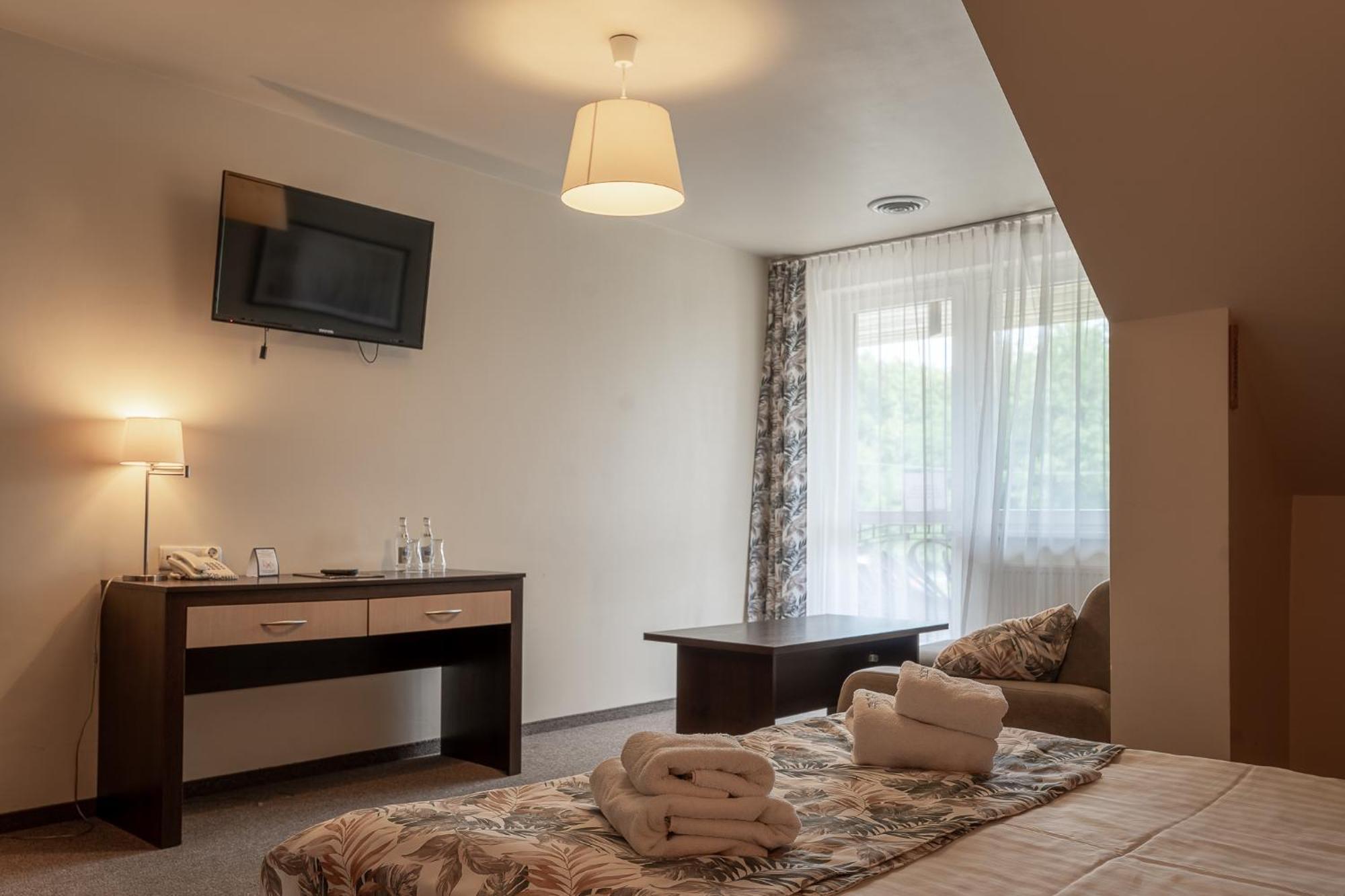 Hotel Cztery Pory Roku Glogow Malopolski ภายนอก รูปภาพ